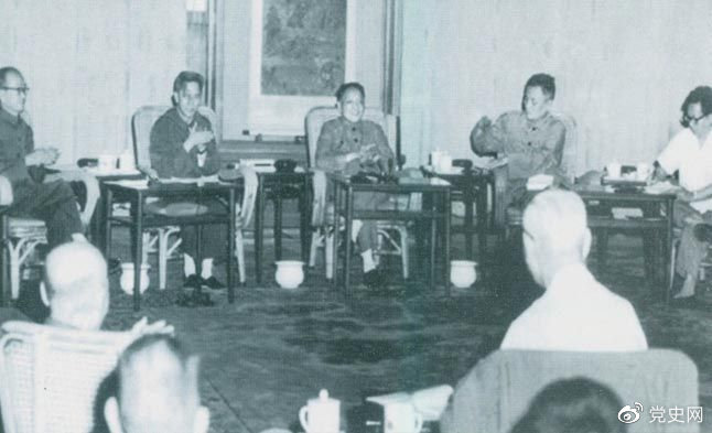 1977年8月4日—8日，鄧小平主持召開科學(xué)和教育工作座談會。