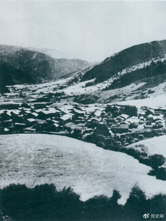 1935年8月20日，中共中央政治局在毛兒蓋召開會議，作出了《關(guān)于目前戰(zhàn)略方針之補(bǔ)充決定》，再次重申兩河口會議關(guān)于北上的戰(zhàn)略方針。圖為毛兒蓋。