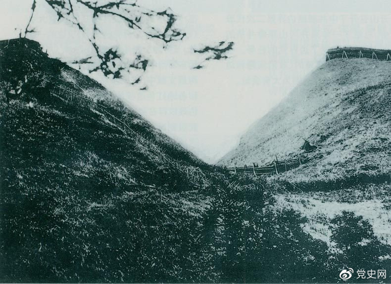 井岡山黃洋界哨口。1928年8月30日，紅軍以不足一個(gè)營(yíng)的兵力，在這里擊退湘贛敵軍的進(jìn)攻，取得黃洋界保衛(wèi)戰(zhàn)的勝利。至11月，紅軍又打破了兩省敵軍對(duì)井岡山根據(jù)地的第二次“會(huì)剿”。